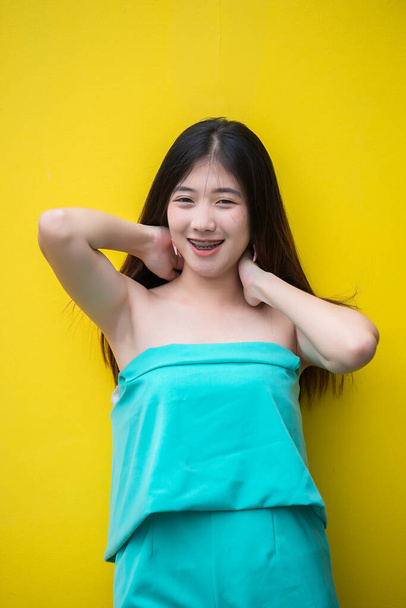 Porträt der schönen asiatischen schicke Mädchen posieren für ein Foto, Lebensstil von Teen thailändischen Menschen, moderne Frau glückliches Konzept - Foto, Bild