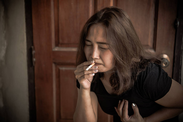 Asian Stress woman smoking, no tobacco day concept - Foto, afbeelding