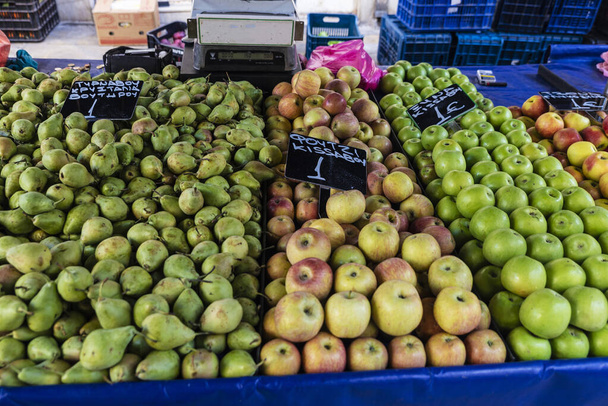 Estante de frutas em um mercado de agricultores em Atenas, Grécia
 - Foto, Imagem