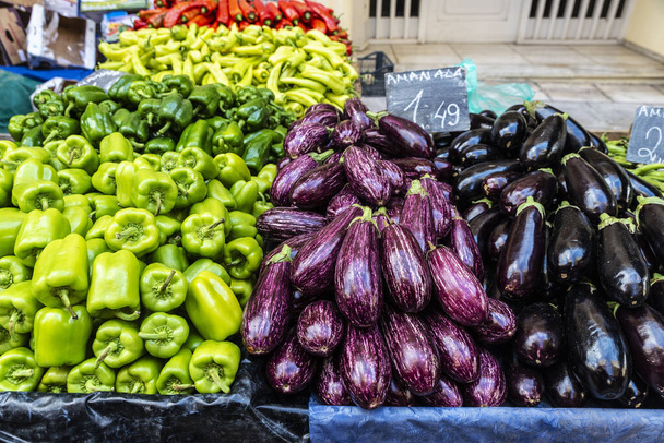Estante de legumes com pimentas e berinjelas em um mercado de agricultores
 - Foto, Imagem