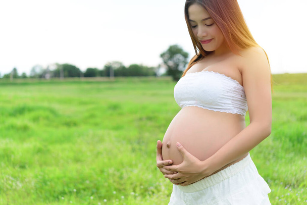 portrait de jeune femme enceinte en plein air
 - Photo, image