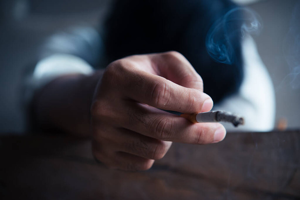vicino su di asiatico stress uomo fumare
 - Foto, immagini