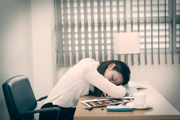 Businesswomanman estrés por el trabajo duro en el escritorio en la oficina tono oscuro, tailandia personas
 - Foto, imagen