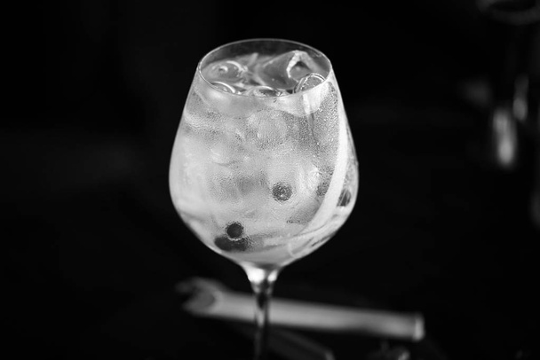 gin tónico con ruibarbo fresco
  - Foto, imagen