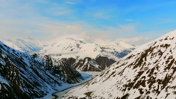 Slunečná horská krajina s lanovkou a sněhem - Záběry, video