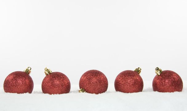 joulukoristeet lumella - Valokuva, kuva