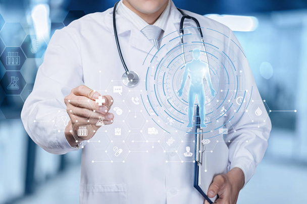 Le médecin indique des icônes médicales sur l'écran virtuel
. - Photo, image