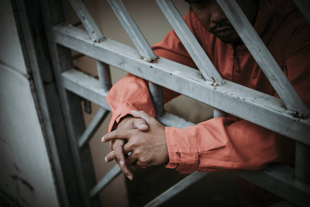 Ruce mužů, kteří se zoufale snaží chytit železné vězení, vězeňský koncept, Thajci a lidé, kteří doufají, že budou volní, viníci jsou potrestáni. - Fotografie, Obrázek