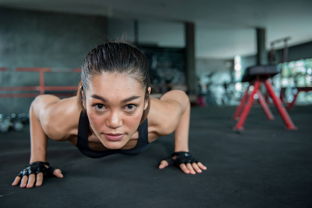 Mooie aziatische vrouw training fitness in de sportschool, Thailand - Foto, afbeelding