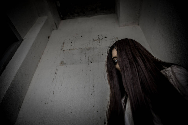 Πορτρέτο της ασιατικής γυναίκας συνθέτουν φάντασμα πρόσωπο, σκηνή τρόμου, τρομακτικό φόντο, Απόκριες αφίσα - Φωτογραφία, εικόνα
