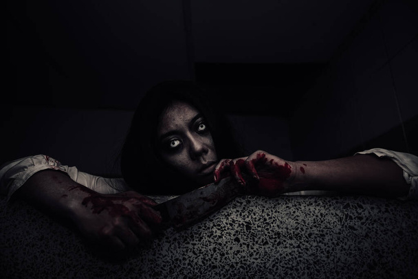 Портрет азиатки макияж призрак лицо, сцена ужаса, страшный фон, Хэллоуин плакат
 - Фото, изображение