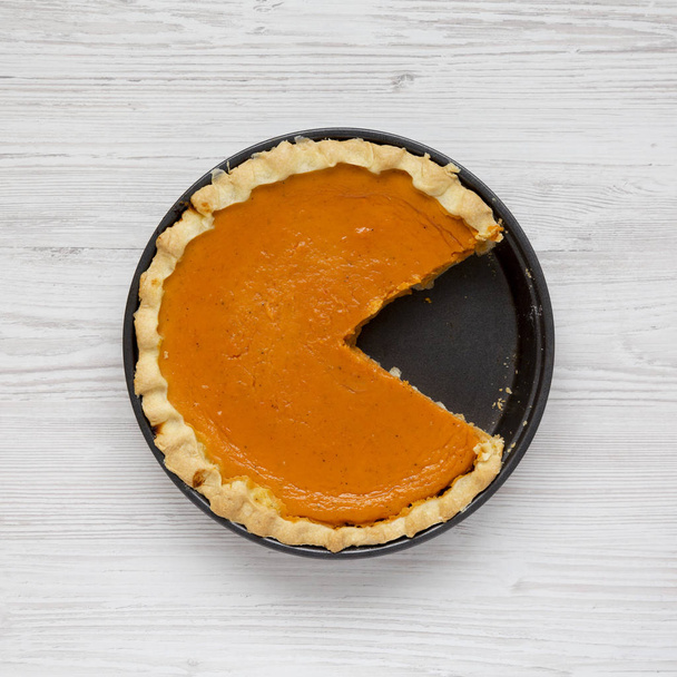 Homemade Thanksgiving pumpkin pie on a white wooden surface, top - Foto, immagini
