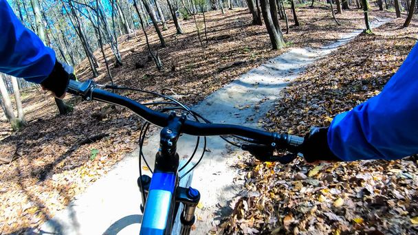 Amatööri ratsastaja enduro pyörä ratsastus polulla syksyllä
 - Valokuva, kuva
