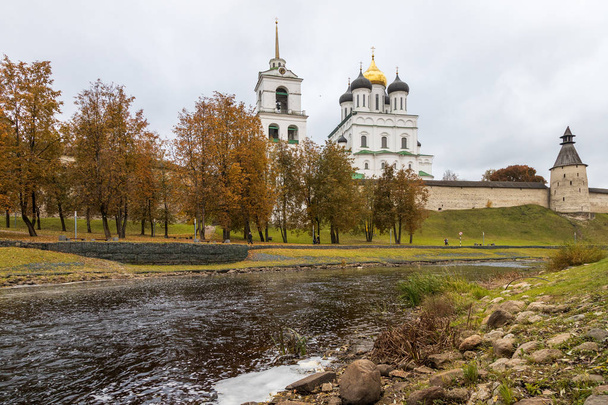 Pskov in October. The banks of the Pskova river and the Pskov Kremlin. Trinity cathedral, Pskov, Russia - Fotoğraf, Görsel