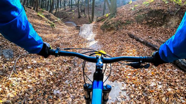 Amatőr motoros az enduro kerékpárral az ösvényen az őszi szezonban - Fotó, kép