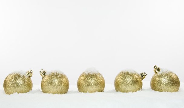 雪の中でクリスマス ツリーの装飾 - 写真・画像