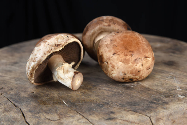Funghi champignon freschi sul tavolo di legno, primo piano. Spazio per t
 - Foto, immagini