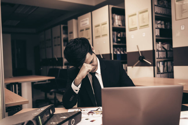 Азиатский стресс бизнесмен работает обанкротился, владелец компании обвинил его с плохим словом
 - Фото, изображение