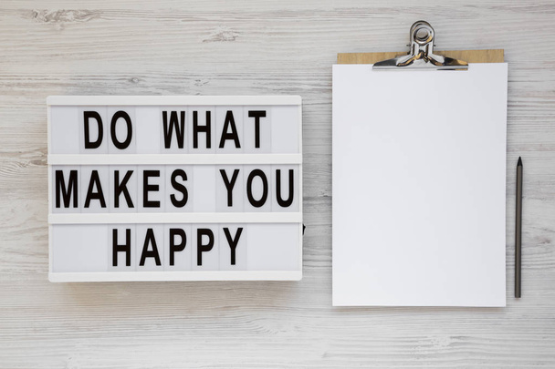 'Do what makes you happy' words on a modern board, clipboard wit - Foto, Imagen