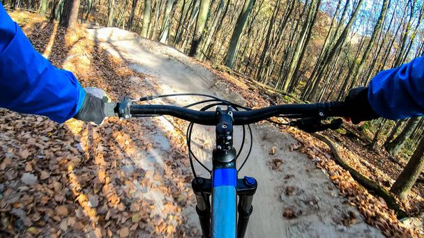 Amatőr motoros az enduro kerékpárral az ösvényen az őszi szezonban - Fotó, kép