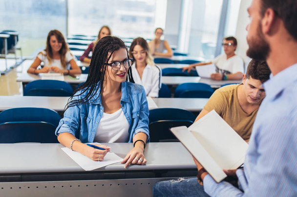 Genç öğrenciler üniversite lisi konusunda sınıfta profesör dinliyor - Fotoğraf, Görsel
