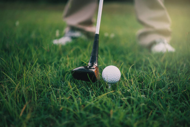 草の上のゴルフクラブとボール,ゴルファーは、カントリークラブでゴルフをプレイ,タイの人々,競争の前にゴルフトレーニング. - 写真・画像