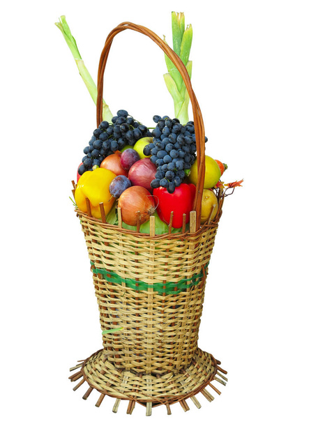 Плетений кошик з різнокольоровими органічними овочами свіжий гарбуз
 - Фото, зображення