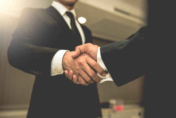 Азиатские бизнесмены пожимают руки, заканчивают встречу, миссия завершена, два бизнесмена держатся за руки делового сотрудничества в будущем, len flare filter
 - Фото, изображение