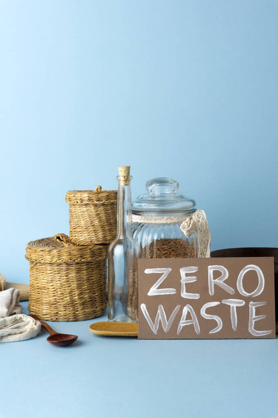 Null-Abfall-Konzept. wiederverwendbare Haushaltsgegenstände (Dosen, Teller, Taschen) - Foto, Bild