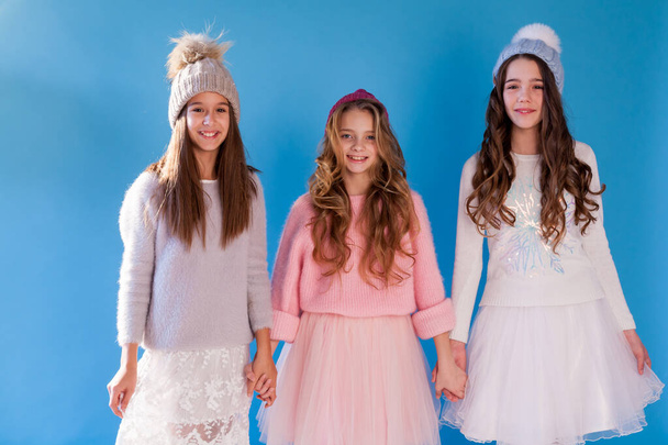 Tři krásné módní dívky v zimě čepice sníh - Fotografie, Obrázek