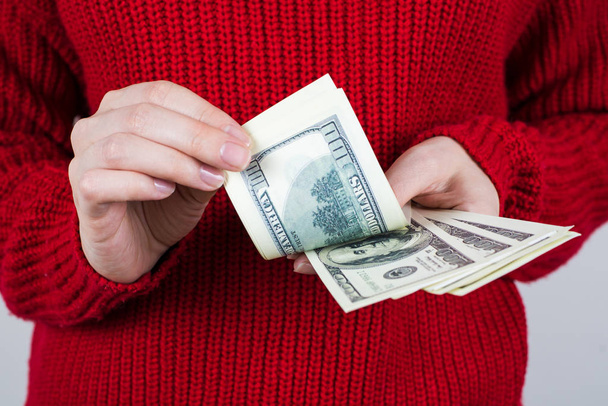 Обрезанное крупным планом фото рук рабочих, считающих бумажные деньги g
 - Фото, изображение