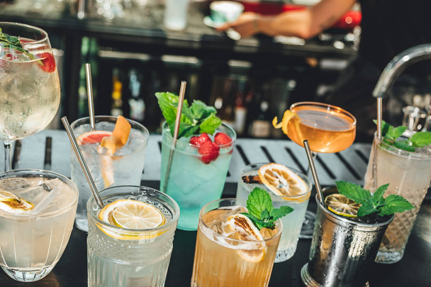 Różne koktajle alkoholowe na stoliku, letnie koktajle barmana - Zdjęcie, obraz