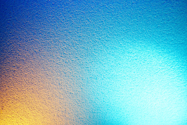 Jasnoniebieskie gradientowe tło z żółtą plamką - Zdjęcie, obraz