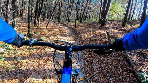 Jinete aficionado en la bicicleta enduro montar en el camino en la temporada de otoño
 - Foto, imagen