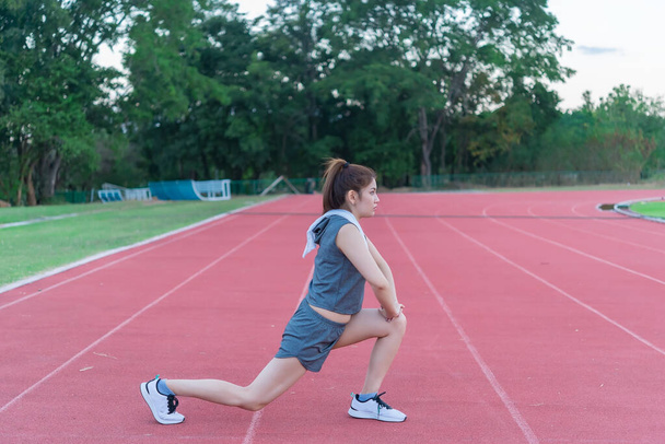 Азиатская стройная женщина разогреваются перед тренировкой, стройная девочка упражнения на всю жизнь, Таиланд людей, растяжения тела перед пробежкой
 - Фото, изображение