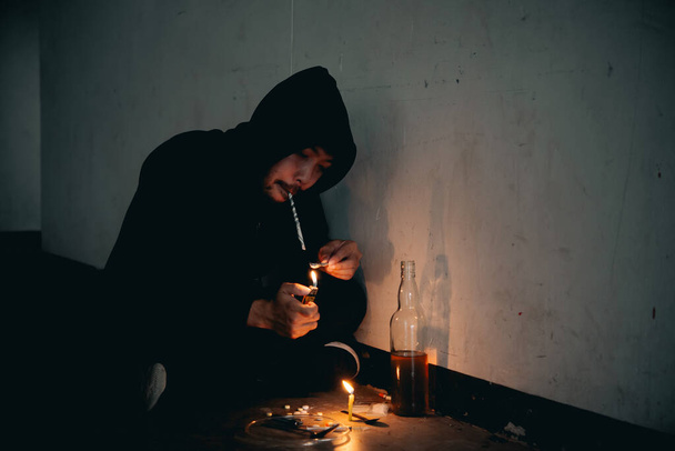 Ázsiai férfi kábítószer-függők befecskendezni heroin az ereikben magukat.Flakka kábítószer vagy zombi kábítószer veszélyes életveszélyes, Thaiföld nem a kábítószer-koncepció, A rossz fiú drogok a sivár - Fotó, kép
