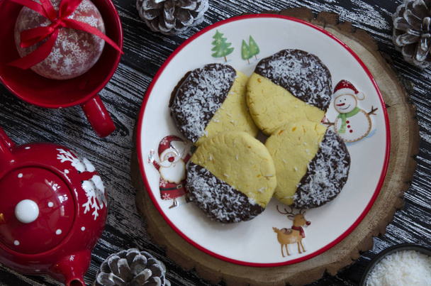 Μπισκότα καλαμποκιού Πρωτοχρονιάς με σοκολάτα και καρύδα   - Φωτογραφία, εικόνα