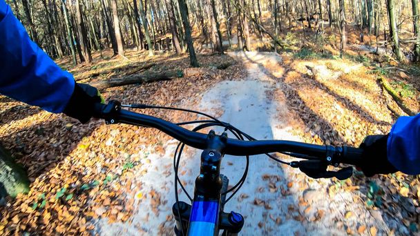Jinete aficionado en la bicicleta enduro montar en el camino en la temporada de otoño
 - Foto, Imagen