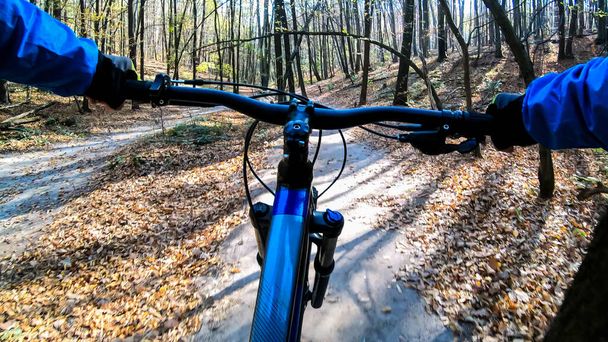 Amatööri ratsastaja enduro pyörä ratsastus polulla syksyllä
 - Valokuva, kuva