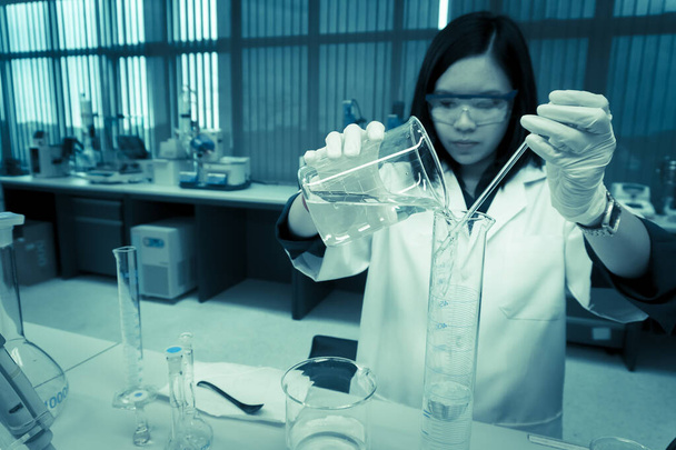 вчений вводив хімікати в пластикові труби, змішуючи хімічні речовини з машиною для струшування перед експериментом
 - Фото, зображення