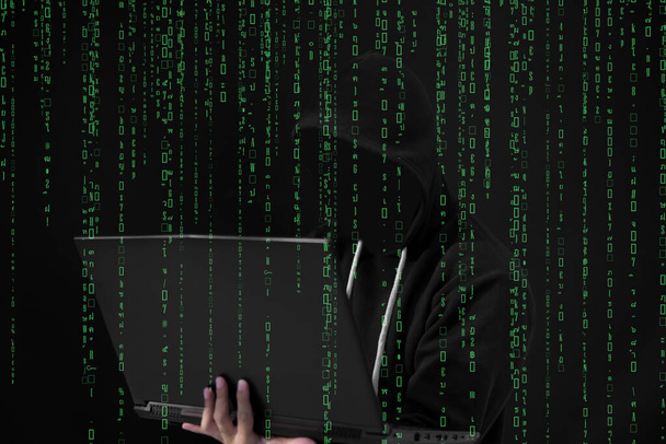 hacker asiático en capucha negra sobre fondo negro
  - Foto, Imagen