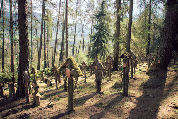 νεκροταφείο στο δάσος, οι τάφοι είναι στο Brunico (Ιταλία) - Φωτογραφία, εικόνα
