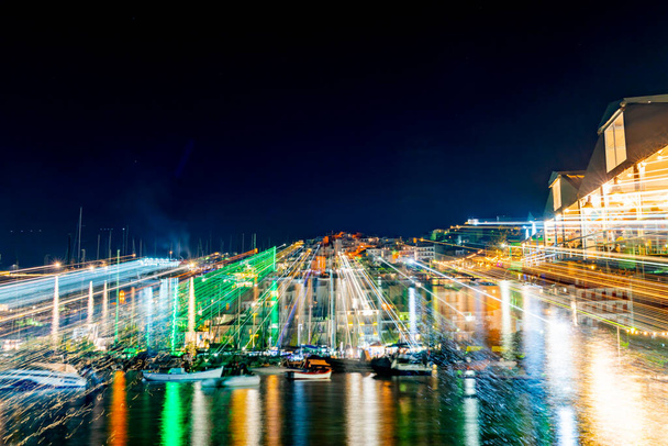 Cenas noturnas de Skiathos cidade e porto
 - Foto, Imagem