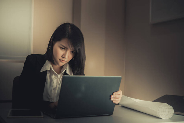 Asian woman working in office,young business woman stressed from work overload with a lot file on the desk,Thailand people thinking something - Foto, Imagen