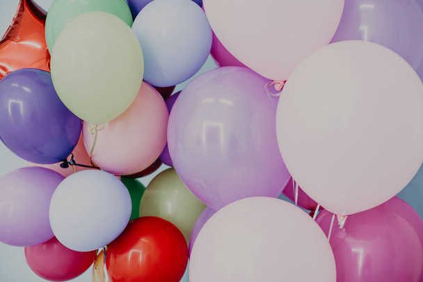 globos y regalos para la celebración del cumpleaños holliday
 - Foto, imagen