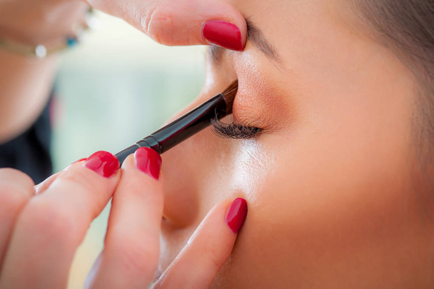 Makeup professional artist applying base color eyeshadow on mode - Foto, Imagem