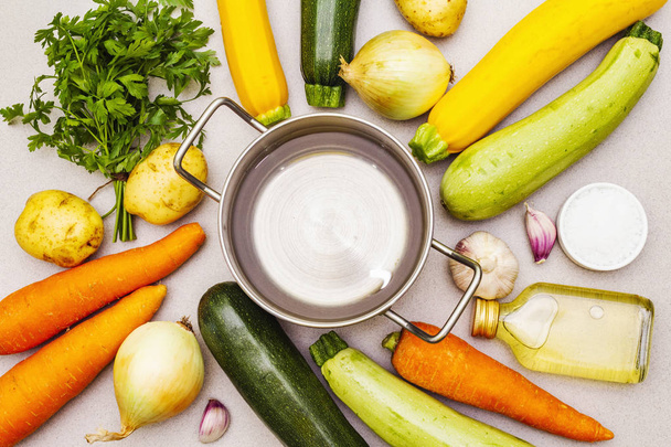 Ingrédients crus frais pour soupe à la purée de courgettes
 - Photo, image