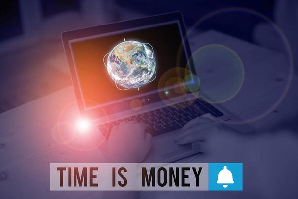 Написання нотатки з показом Time Is Money. Бізнес-фотографії показують час є цінним ресурсом Робити речі якомога швидше Фотографічна фотомережа схема з сучасним смарт-пристроєм. Елементи цього зображення
 - Фото, зображення