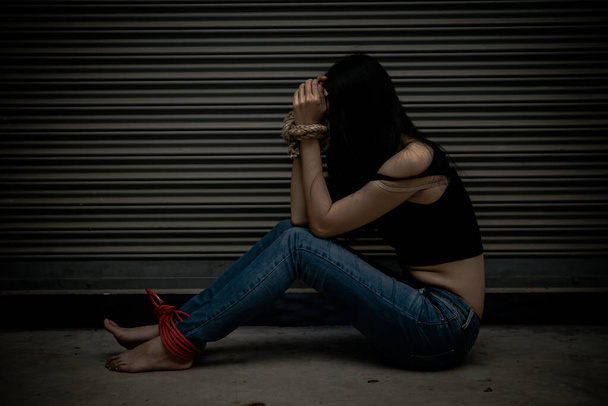 Asiática rehén mujer atada con cuerda en la escena de la noche, los ladrones secuestrados por rescate, tailandia personas
 - Foto, imagen
