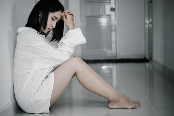 Asian woman sad from love,She worry because stress from boyfriend,Heartbreak woman concept,Thailand people - Foto, imagen